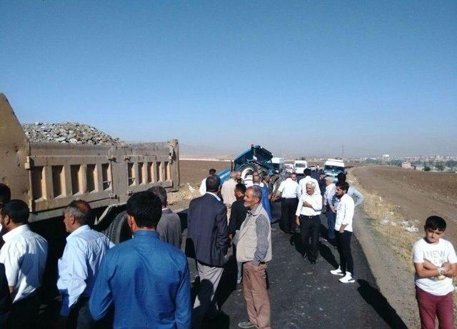 Kamyona Çarpan Traktör Ortadan İkiye Bölündü