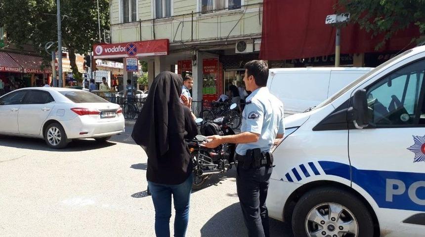 Sırt &Ccedil;antalı Ş&uuml;pheli Kadın Polis Ekiplerini Harekete Ge&ccedil;irdi