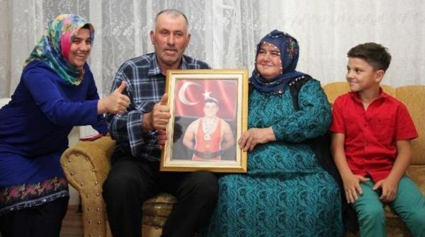 Rıza Kayaalp'in D&uuml;nya Şampiyonluğu Ailesini Sevince Boğdu