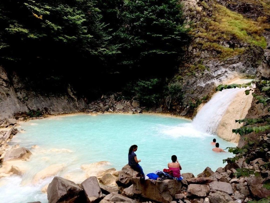 Sodalı Mavi G&ouml;lde Y&uuml;zmek İ&ccedil;in Akın Akın Geliyorlar