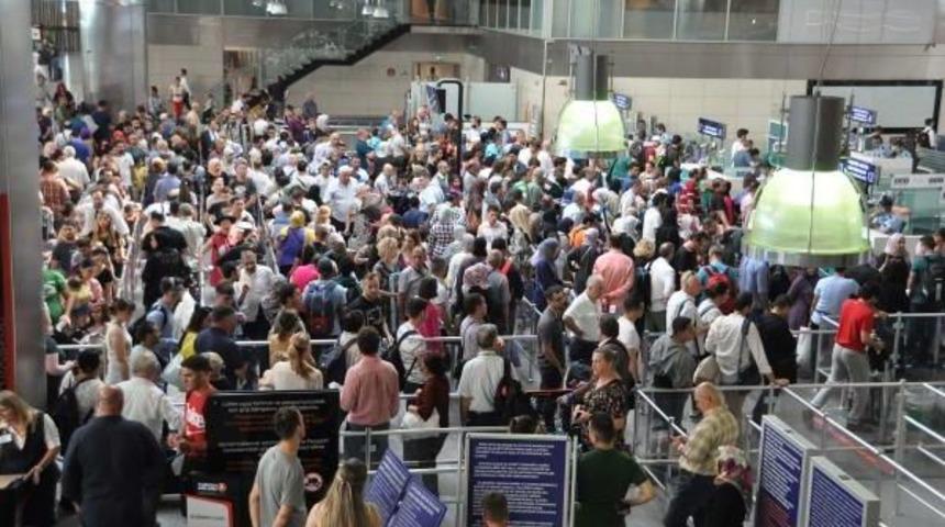 Atat&uuml;rk Havalimanı'nda Tatil Yoğunluğu Başladı