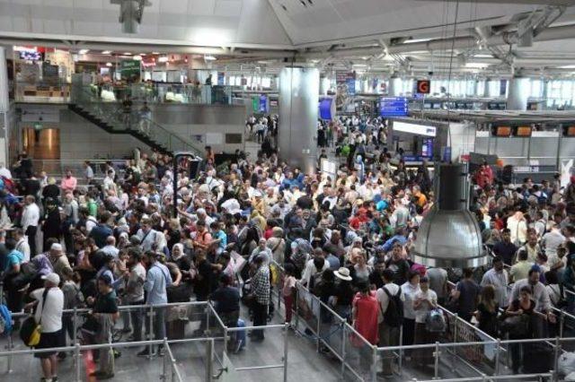 Atatürk Havalimanı'nda Tatil Yoğunluğu Başladı