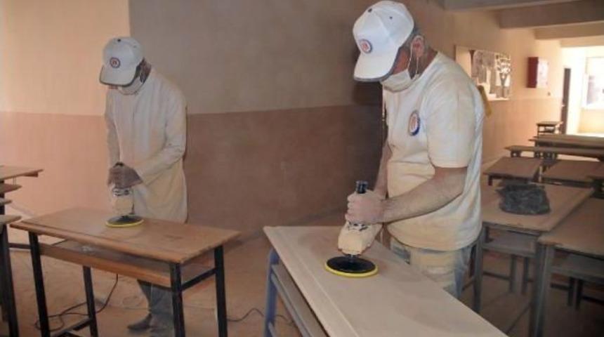 Tatilde Okullarını Onarıyorlar