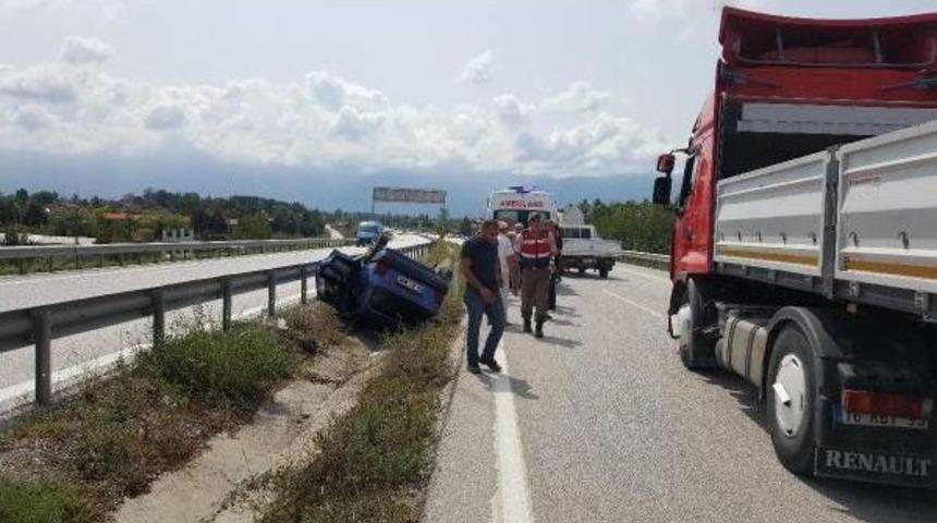 Tır'a &Ccedil;arpan Otomobil Takla Attı 2 Yaralı