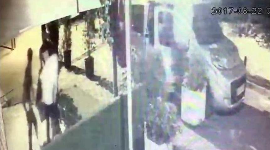 Gece Yarısı 200 Kiloluk &Ccedil;elik Kasayı B&ouml;yle G&ouml;t&uuml;rd&uuml;ler