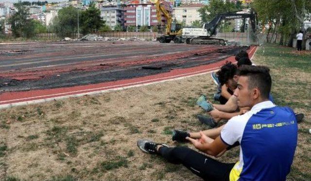 Samsun'da 1.1 Milyon Liraya Yapılan Atletizm Isınma Pisti, Arkeoloji Müzesi Için Yıkılıyor