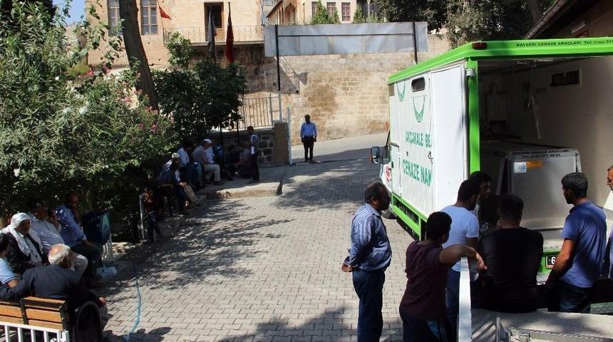 Elektrik Akımına Kapılan Gen&ccedil; &Ouml;ld&uuml;