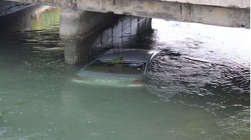 Adana’da Otomobil Sulama Kanalına Düştü