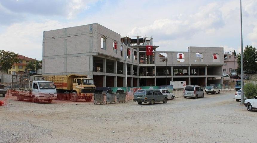 Çal Belediyesi Kültür Sarayını Kendisi Yapıyor