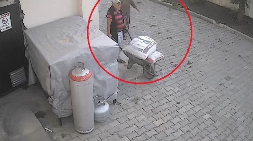 &Ouml;ğrenci Yurdunun Deposundan El Arabasıyla Buğday &Ccedil;aldılar