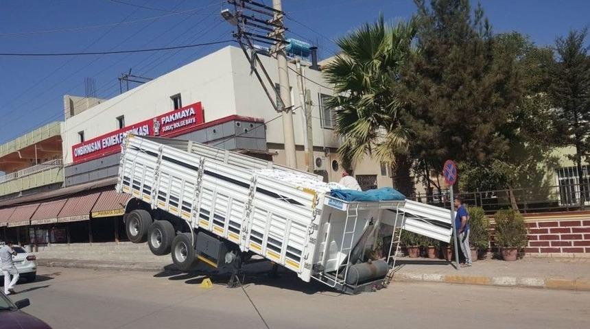 Ağırlığa Dayanamayan Dorse Havaya Kalktı