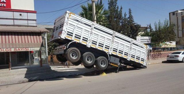 Ağırlığa Dayanamayan Dorse Havaya Kalktı