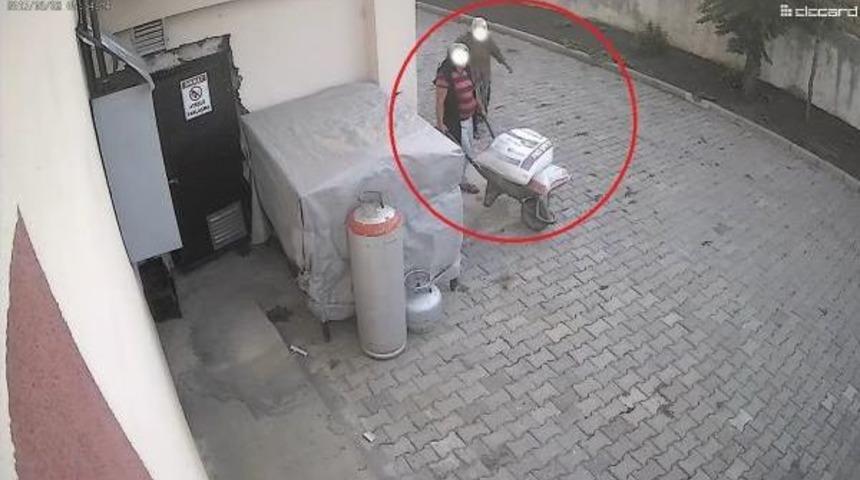 Kazları I&ccedil;in Arpa &Ccedil;alan Anne- Kız Kamerada