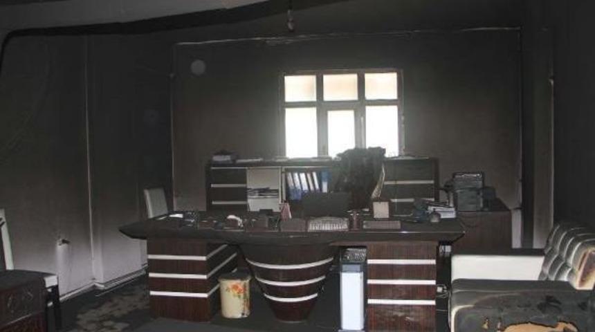 Ak Parti Gevaş Il&ccedil;e Başkanının B&uuml;rosu Kundaklandı