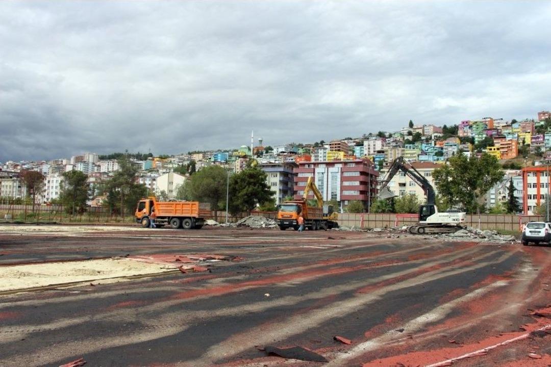 Ge&ccedil;ici Olarak Yapılan Atletizm Isınma Sahası Yıkılıyor