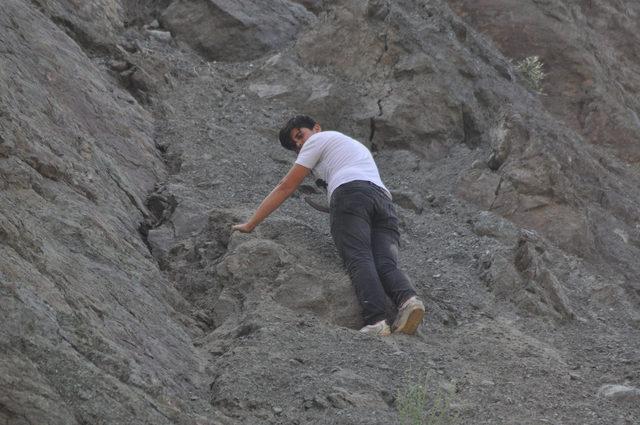 Tırmandığı yamaçta mahsur kalan genci itfaiye ekibi kurtardı