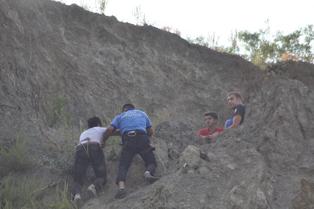 Tırmandığı yamaçta mahsur kalan genci itfaiye ekibi kurtardı