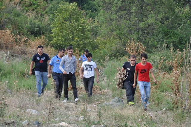 Tırmandığı yamaçta mahsur kalan genci itfaiye ekibi kurtardı