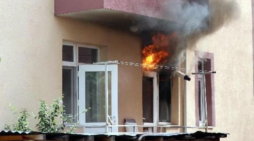 Patlayan Buzdolabı Evi Yaktı