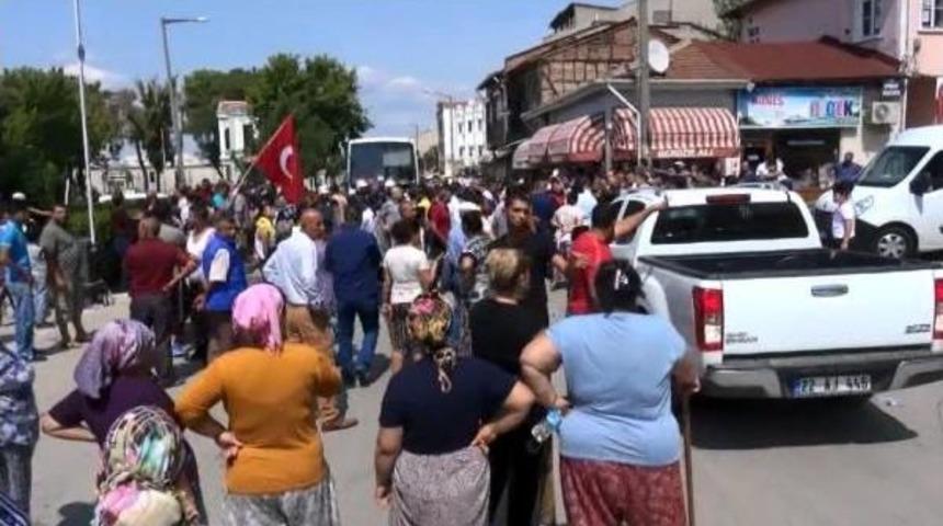 Edirne'de Romanlar Ellerinde Sopalarla Valiliğe Y&uuml;r&uuml;d&uuml;