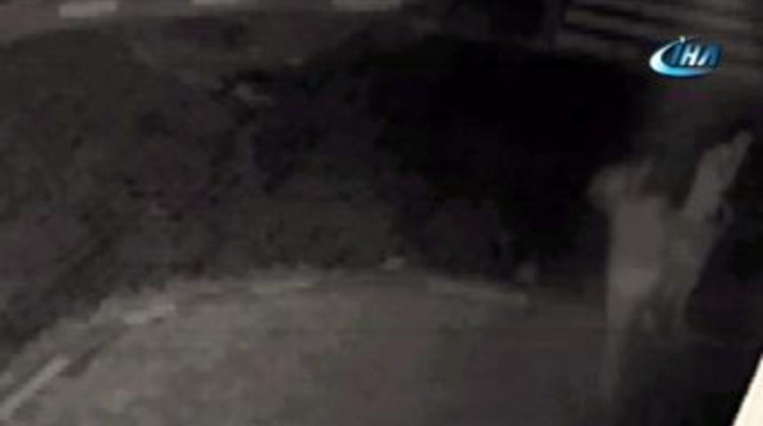 Kadın &Ouml;ğretmene U&ccedil;an Tekme