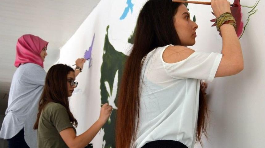 Geleceklerini Tuvale &Ccedil;iziyorlar