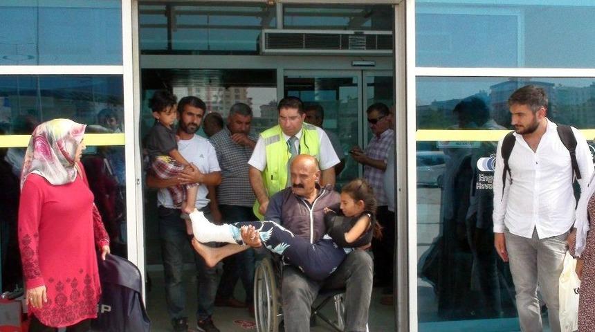 Hendek&rsquo;teki Kazada Yaralanan 4 Mevsimlik İş&ccedil;i Kızıltepe&rsquo;ye Getirildi