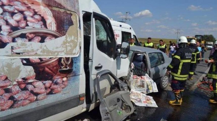 Hayrabolu'da Kaza: 3 &Ouml;l&uuml;, 3 Yaralı