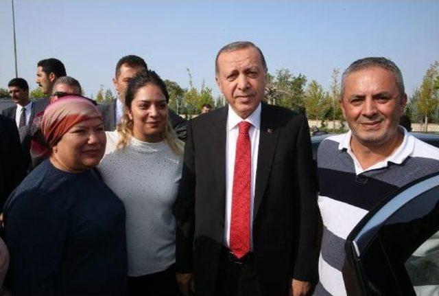 Cumhurbaşkanı Erdoğan, Gurbetçi Vatandaşlar Ile Fotoğraf Çektirdi