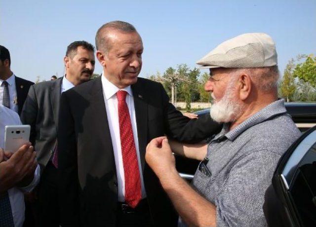 Cumhurbaşkanı Erdoğan, Gurbetçi Vatandaşlar Ile Fotoğraf Çektirdi