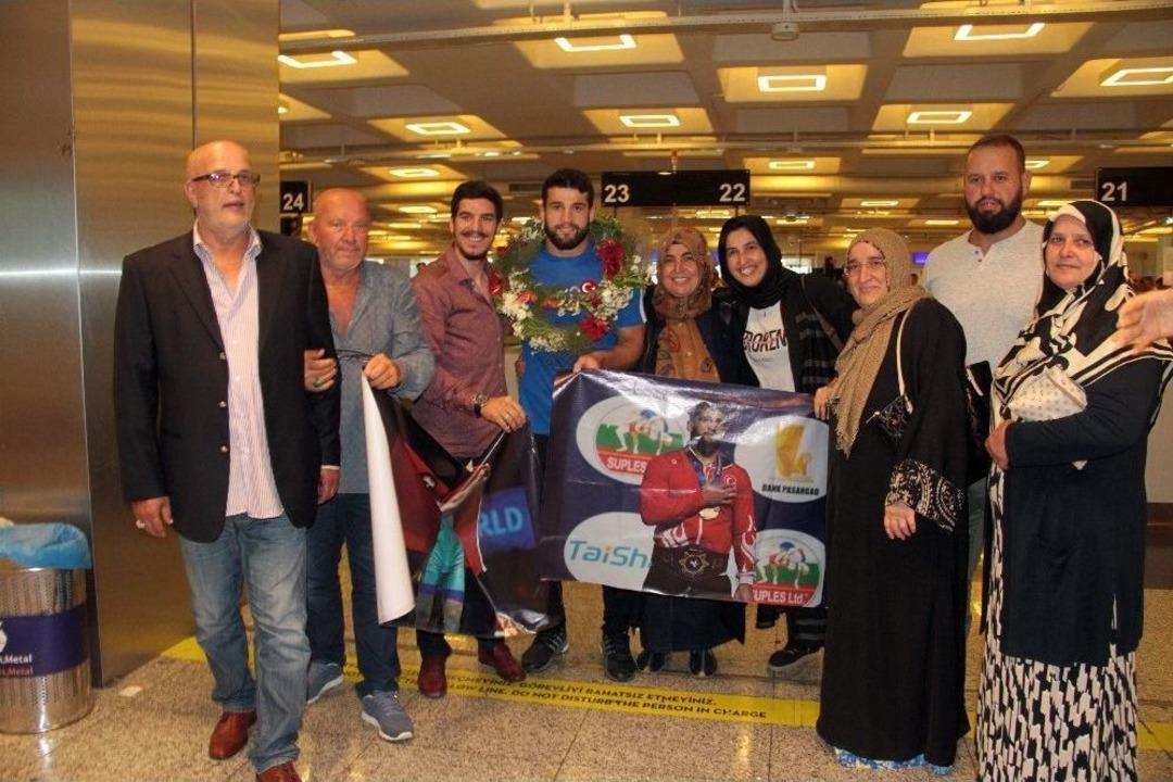 Şampiyon G&uuml;reş&ccedil;iler İstanbul&rsquo;a Geldi