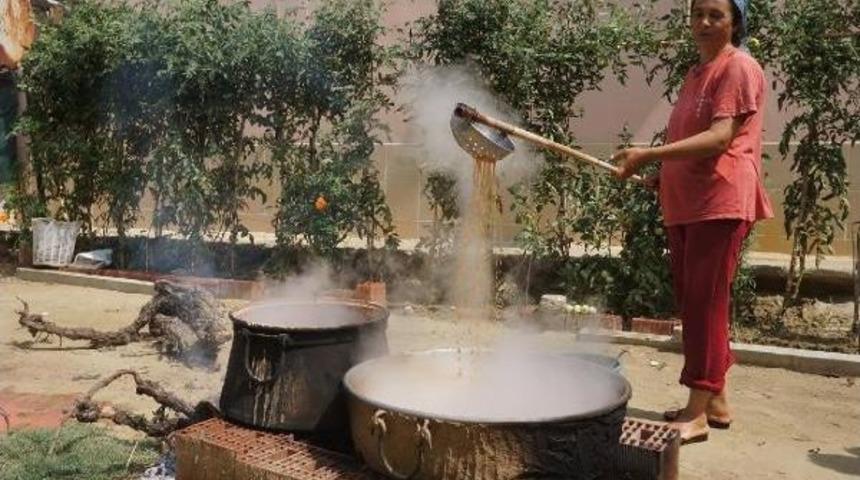 Sarıg&ouml;l'de Karpuzun Pekmezini Yaptı
