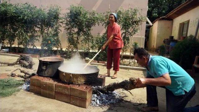 Sarıgöl'de Karpuzun Pekmezini Yaptı