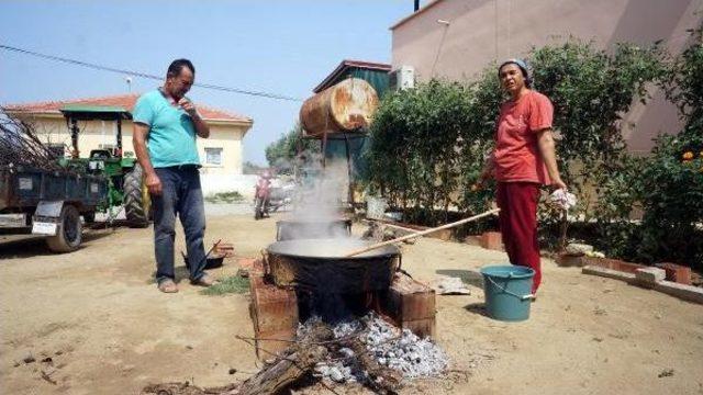 Sarıgöl'de Karpuzun Pekmezini Yaptı