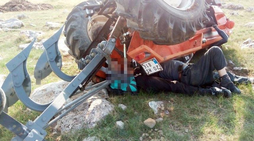 S&uuml;r&uuml;c&uuml; Devrilen Trakt&ouml;r&uuml;n Altında Kaldı