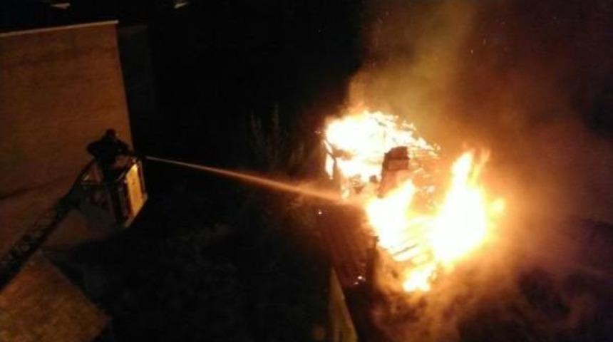 Bafra&rsquo;Da Tarihi Bina Yangında K&uuml;l Oldu