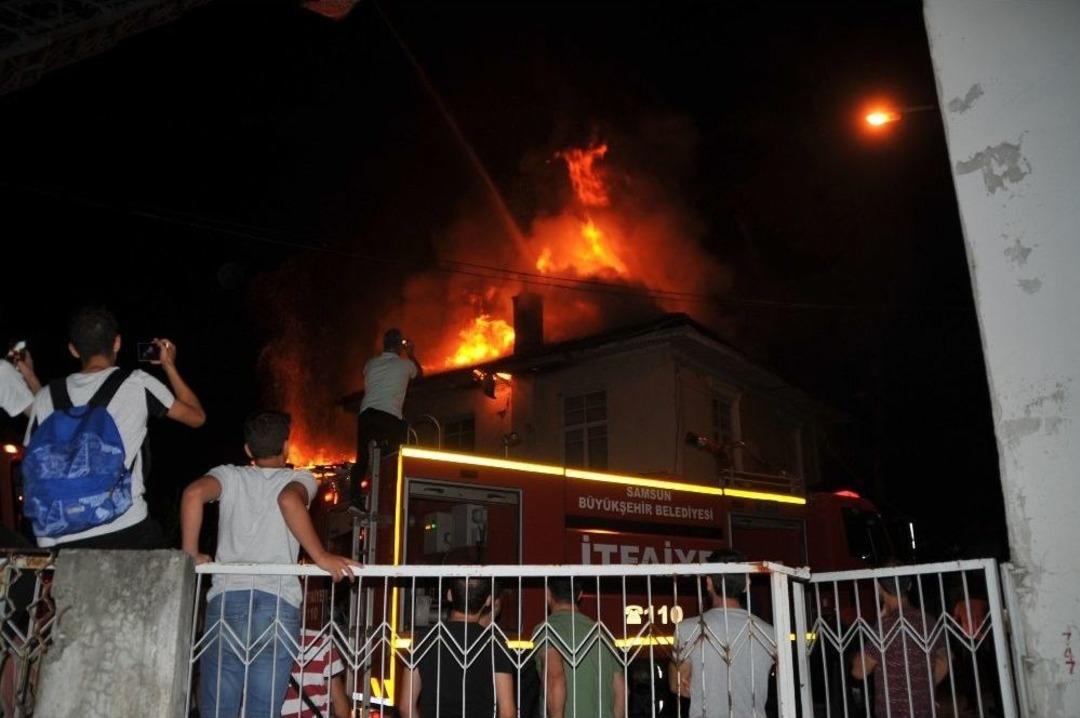 Bafra&rsquo;da 2 Bina Alevlere Teslim Oldu