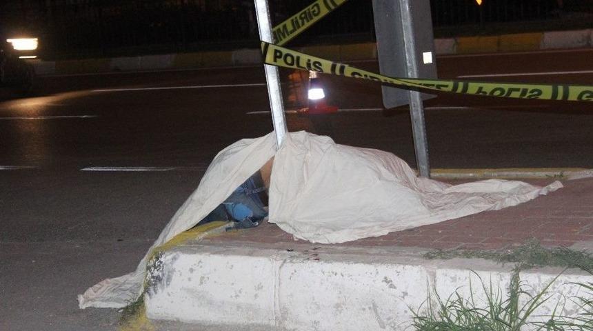 Kontrolden &Ccedil;ıkan Motosiklet Otomobile &Ccedil;arptı: 1 &Ouml;l&uuml;, 1 Ağır Yaralı