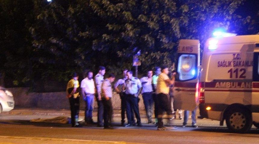 Gen&ccedil; S&uuml;r&uuml;c&uuml; Ref&uuml;je &Ccedil;arpan Otomobilinin Camından Dışarı Fırladı: 1 &Ouml;l&uuml;