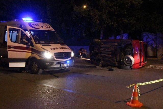 Genç Sürücü Refüje Çarpan Otomobilinin Camından Dışarı Fırladı: 1 Ölü