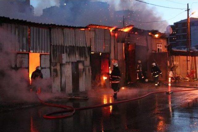 Sarıyer'de Kurbanlık Hayvanların Bulunduğu Barınakta Yangın