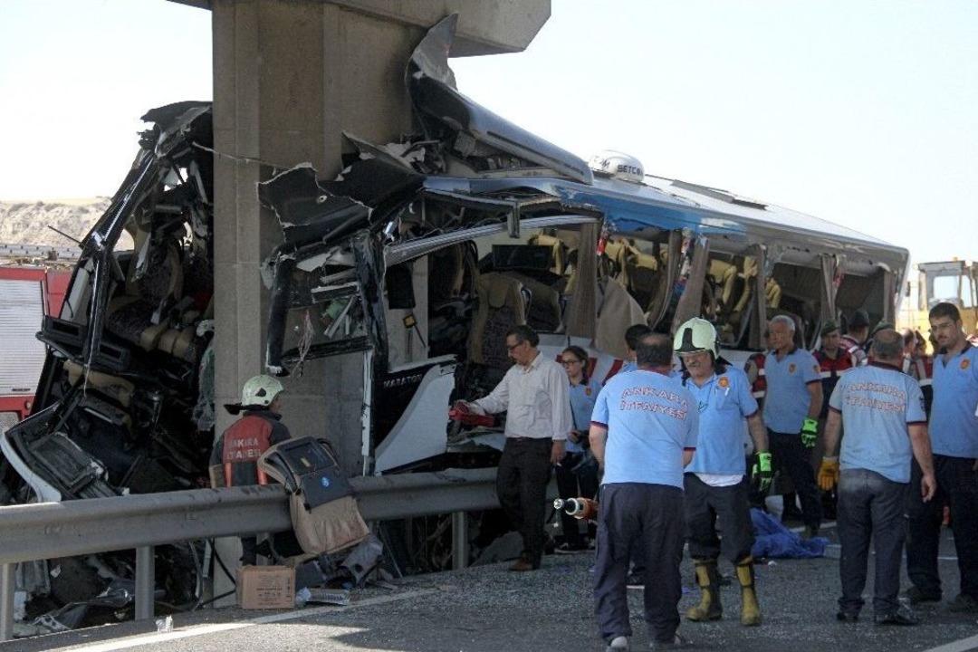 Ankara-eskişehir Karayolunda Yolcu Otob&uuml;s&uuml; Kaza Yaptı