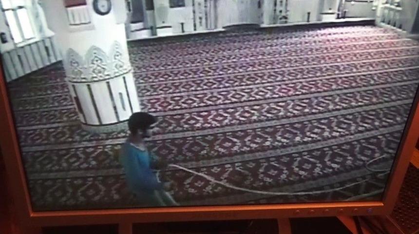 (&ouml;zel Haber) Vicdansız Cami Hırsızı Kameraya B&ouml;yle Yakalandı...