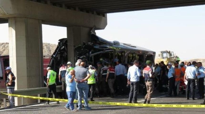Ankara'da Otob&uuml;s K&ouml;pr&uuml; Ayağına &Ccedil;arptı: 5 &Ouml;l&uuml;