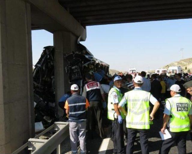 Ankara'da Otobüs Köprü Ayağına Çarptı: 5 Ölü