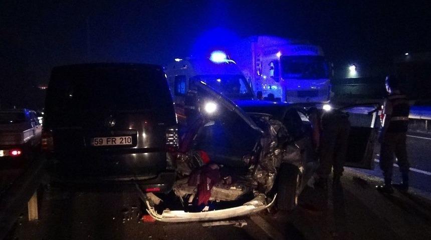 Alkoll&uuml; S&uuml;r&uuml;c&uuml; Kırmızı Işıkta Duran Otomobile &Ccedil;arptı: 6 Yaralı