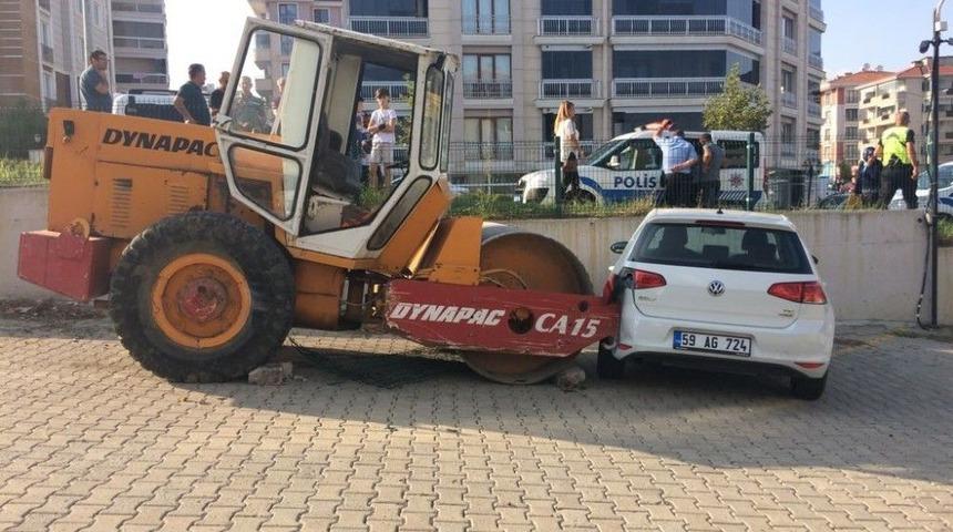 Silindir Faciasını Park Halindeki Ara&ccedil; &Ouml;nledi