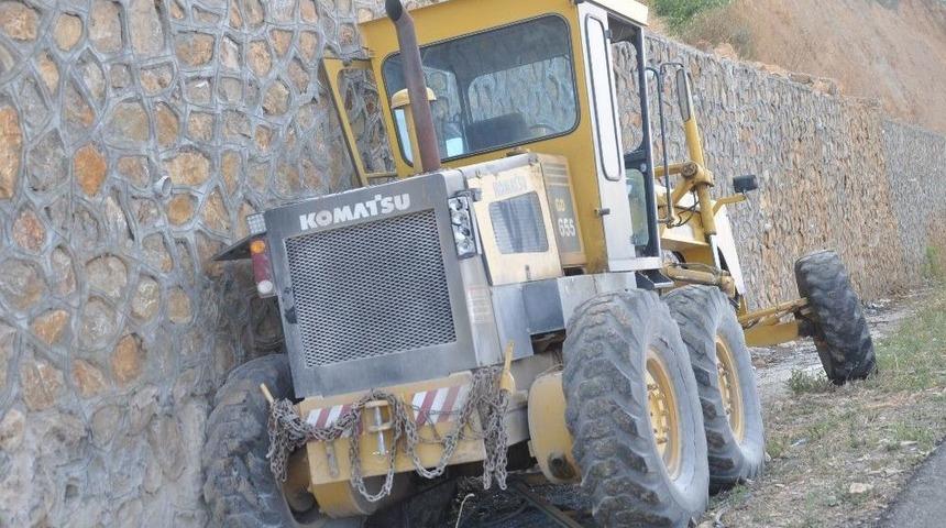 İstinat Duvarına &Ccedil;arpan Greyder S&uuml;r&uuml;c&uuml;s&uuml; &Ouml;ld&uuml;