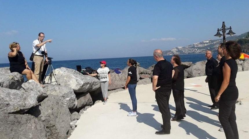 Mudanya Şarkılarını İşaret Diliyle S&ouml;ylediler