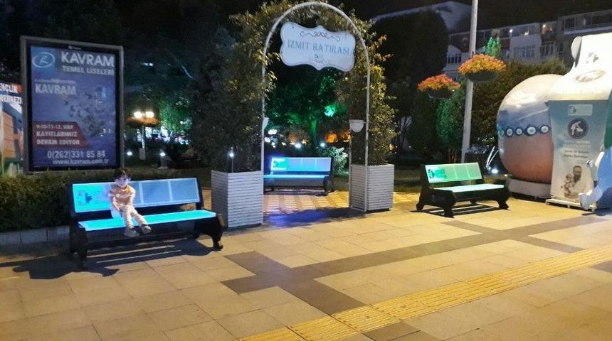 İzmitliler Işıklı Banklara Oturacak